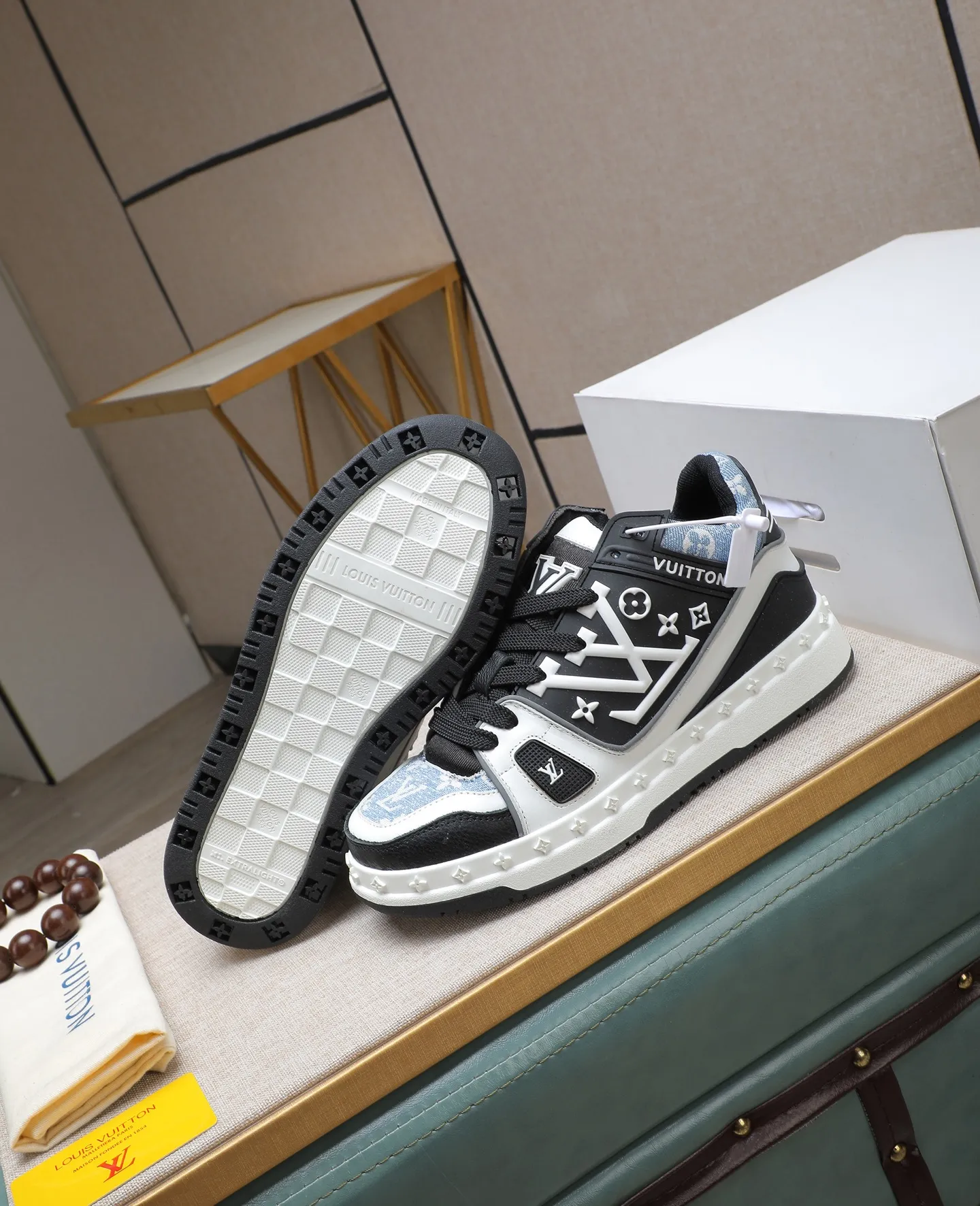 Men's men's shoes 💰640 LV are novel and fashionable, the uppers are made of imported cowhide, and they have a super trendy design! It’s eye-catching! The leather is soft, delicate, shiny and translucent, showing the ultimate hand-made craftsmanship, the tongue has the LV logo, and the mesh upper is soft, comfortable and breathable! Size: 38-44 (45 customized